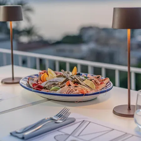 Domo 20 & Rooftop Hotel