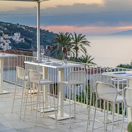 Domo 20 & Rooftop Hotell 2*