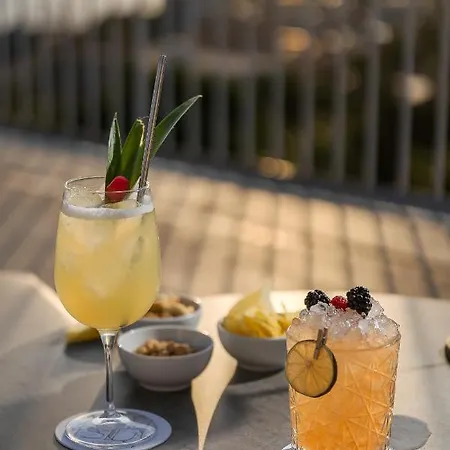 Domo 20 & Rooftop Hotel