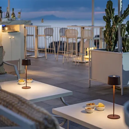 מלון Domo 20 & Rooftop 2*