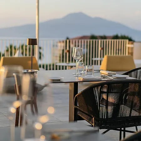 Domo 20 & Rooftop Hotell 2*