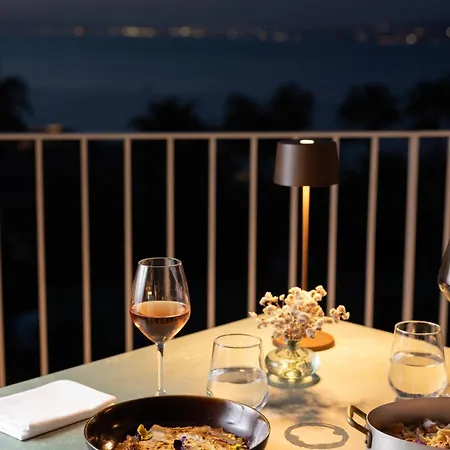 Domo 20 & Rooftop Hotel