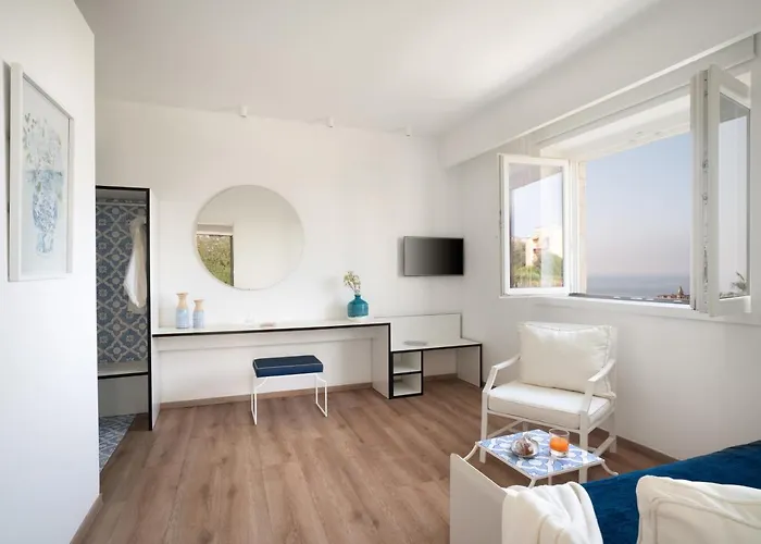 Domo20 & Rooftop فندق فيكو إيكوينس